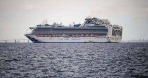 El Diamond Princess se encuentra anclado cerca del puerto de Yokohama