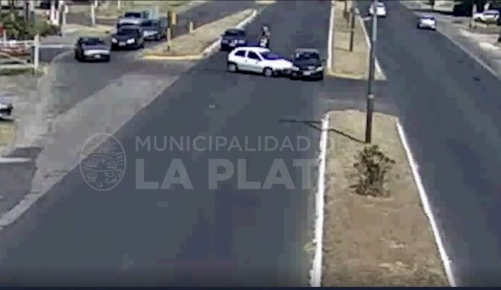 Cruzó en rojo y fue embestido por un auto que hizo un giro ...